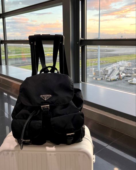 Prada backpack. White kuggage. Sunset Prada Backpack Outfit, Prada Backpack, Backpack Outfit, I N, Black Pink Dance Practice, Dance Practice, Bag Style, Airport Outfit, Black Backpack