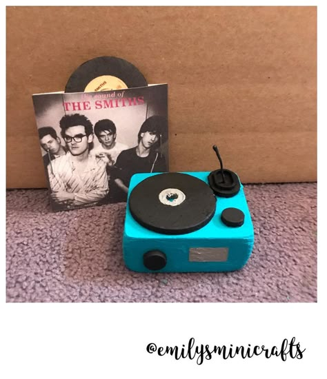 EMILY EVANS on Instagram: “Mini record player 🎶 . • • • • •  #recordplayer #vinyl #vinylcollection #acrylic #paint #acrylicpainting #acrylicpaint #thesmiths #smiths…” Miniature Vinyl Records Diy, Mini Record Player, Vinyl Records Diy, Records Diy, Clay Vinyl, Vinyl Collection, Clay Diy Projects, Cartoon Painting, Pasta Flexible