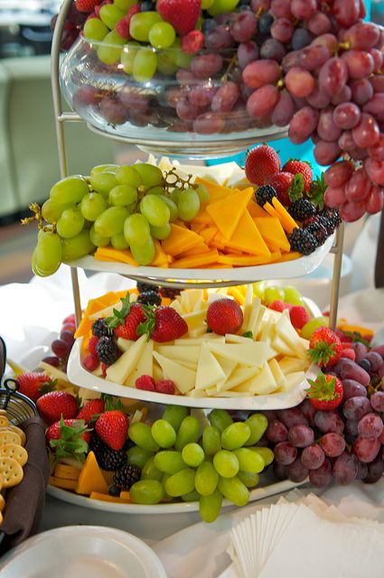 Fruit and cheese for parties Graduation Brunch, Cheese Display, Cheese And Fruit, Fruit Recipe, Fruit Trays, Fresh Fruit Recipes, Fruit Display, Food Displays, Catering Ideas