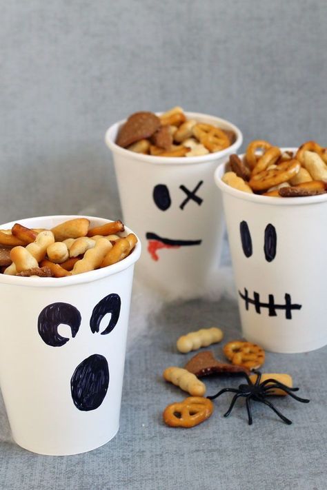 Ghost party cups/snack cups. HEALTHY HALLOWEEN TREATS and SNACKS. #halloweenparty #healthyhalloween #halloweentreats #snacks #funfood Dulces Halloween, Healthy Halloween Treats, Fest Temaer, Ghost Party, Halloween Party Snacks, Halloween Treats For Kids, Halloween Fest, Halloween Games For Kids, Healthy Halloween