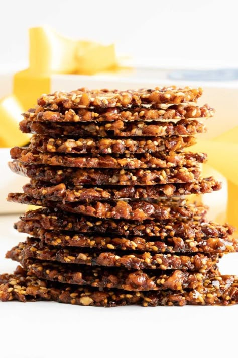 This Sea-Salted Quinoa Pecan Brittle is amazing as a snack, dessert, or a crumble on ice cream, yogurt, salads... It also makes a great gift! #quinoabrittle, #easyquinoabrittle, #quinoapecanbrittle, #pecanbrittle Quinoa Brittle, Quinoa Dessert, Pecan Brittle, Summer Ice Cream Party, Ice Cream Yogurt, Easy Quinoa, Bites Recipes, Impressive Recipes, Nut Recipes