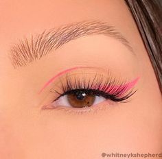 Color Eyeliner Makeup, Pink Eyeliner, Euphoria Makeup, Rhinestone Makeup, Graphic Makeup, Eye Makeup Pictures, Eye Makeup Designs, Colorful Eye Makeup, Colored Eyeliner