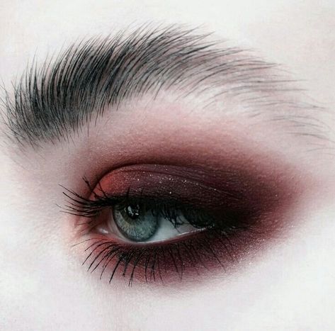 Switch up the traditional smokey eye with a touch of burgundy Waterline Eyeshadow, Eyeshadow Wing, Red And Black Makeup, Make Up Kits, Make Up Primer, Red Eyeshadow, Heavy Makeup, Smink Inspiration, Beauty Make-up