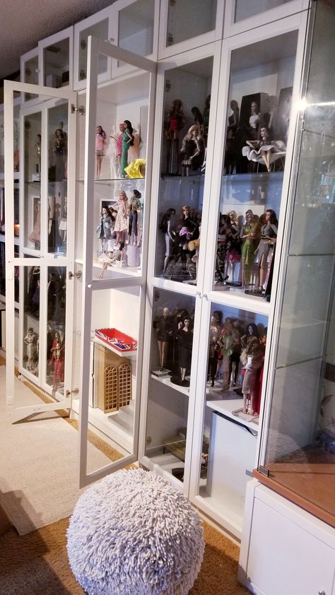 Doll Room Ideas Barbie, Doll Shelves Display, Doll Display Ideas Shelves, Display Shelves For Collectables, Barbie Display Ideas, Doll Shelves, Barbie Doll Room, Barbie Doll Display, Doll Collection Display