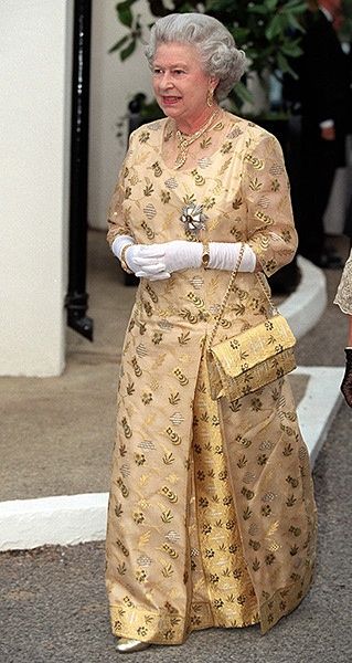 Diamond jubilee: 60 years of the Queen's style - in pictures The Queen Of England, Rainha Elizabeth Ii, Colorful Wardrobe, Hm The Queen, Royal Family England, Reine Elizabeth, Style Royal, Elisabeth Ii, Maria Callas