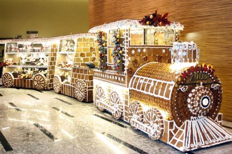 Train Display, Gingerbread Train, Cool Gingerbread Houses, Lush Christmas, Philippine Star, Gingerbread Cookies Decorated, Gingerbread House Designs, Train Decor, Christmas House Lights