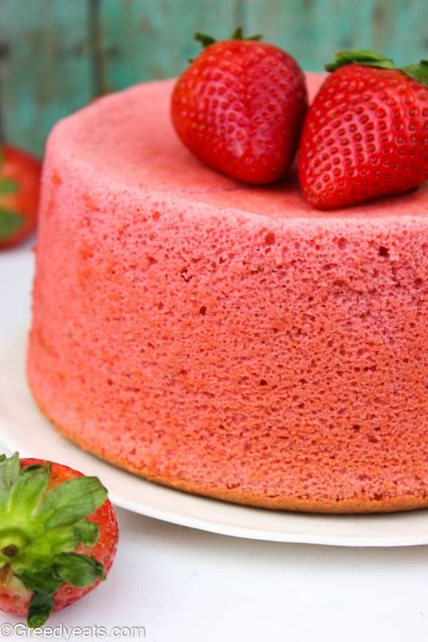 Fresh Strawberry Cake (with Chocolate Ganache) - Greedy Eats Strawberry Chiffon Cake Recipe, Strawberry Cake With Chocolate, Castella Cake Recipe, Doctored Cake Mix Recipes, Strawberry Sponge Cake, Strawberry Cake Easy, Cake With Chocolate Ganache, Fresh Strawberry Cake, Chocolate Ganache Recipe