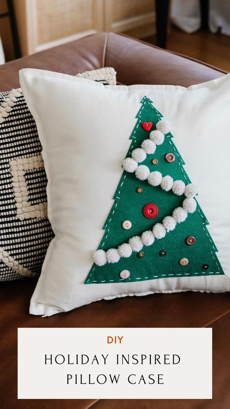 Christmas Cushions Diy, Easy Christmas Pillow Covers, Felt Christmas Pillows Diy, No Sew Christmas Pillows, Christmas Pillow Felt, Diy Christmas Pillows No Sew, Pillow Wraps, Crafty Christmas Gifts, Christmas Pillows Diy