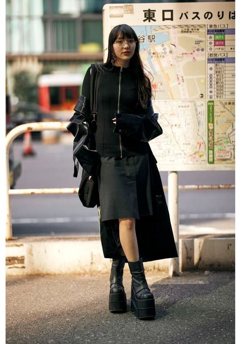 Avant-garde Black Street fashion combined with platform boots Japanese Goth Fashion, Japan Street Style Women, Japanese Street Fashion Women, Japanese Outfits Street Style, Hong Kong Street Fashion, Tokyo Fashion Street, Tokyo Fashion Week Street Styles, Japan Outfits, Japan Fashion Street