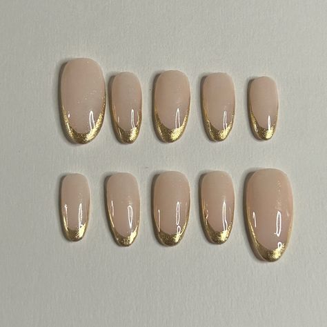 Gold chrome French tip almond nails: Luxurious and classic almond-shaped nails with a touch of opulence, featuring shiny gold chrome tips for a timeless and elegant look. Gold Crome Nails French, Gold Chrome Nail Tips, Gold Chrome Nail French Tip, Chrome Nails Gold Jewellery, Gold 3d Chrome Nails, Fake Nails For Kids, Gold French Tip, Gold Chrome Nails, Best Press On Nails