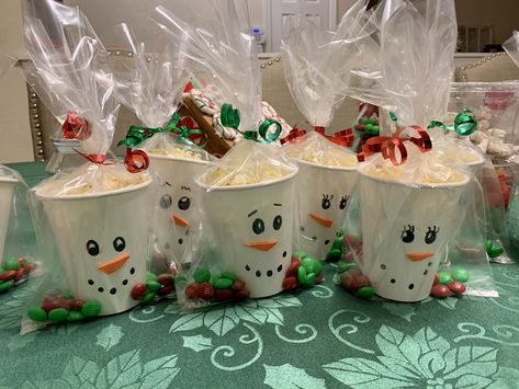 Snowman Popcorn, Christmas Fair Ideas, School Christmas Party, Christmas Candy Gifts, Christmas Gift Basket Ideas, Kids Christmas Party, Kids Treat, Handmade Christmas Crafts, Christmas School