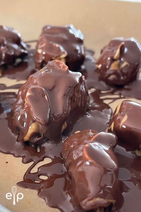 Snickers Date Bites, Dates That Taste Like Snickers, Healthy Snickers Dates, Healthy Snickers Bar With Dates, Healthy Snickers Bar, Frozen Dates With Peanut Butter, Dates Snickers Bar, Dates Snickers, Snickers Bites