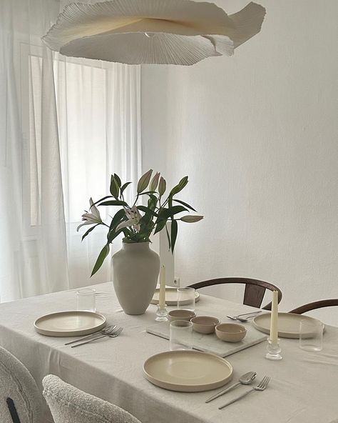 Dinner Table Decor Everyday, Scandinavian Minimalist Interior, Everyday Table Decor, Hm Home, Dinner Table Decor, Apartment Decor Inspiration, Aesthetic Iphone, Dining Table Decor, Minimalist Interior