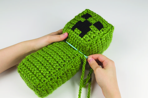 Crochet Minecraft Creeper - Craftfoxes Minecraft Crochet Patterns Free, Minecraft Crochet Patterns, Crochet Patterns Free Amigurumi, Minecraft Crochet, Minecraft Pattern, Aesthetic Minecraft, Minecraft Aesthetic, Creeper Minecraft, Crochet Patterns Free