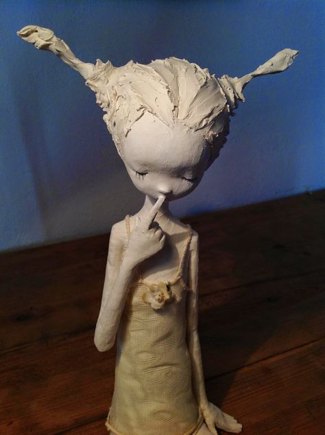 Maria Rita Pires is an Portuguese Artist who creates sculptures in the Figurative style. Maria Rita graduated Art school, Ar.Co. in 1995, Ceramics course. Graduation Art, Sculptures Céramiques, Toy Art, Paper Clay, Sculpture Installation, Sculpture Clay, Clay Sculpture, Paper Sculpture, Land Art