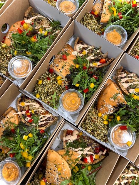 Boxed Lunch Catering, Homemade Cafe, Hummus Salad, Vegan Lunch Box, Food Set Up, Salad Box, Lunch Catering, Dinner Box, Best Food Photography