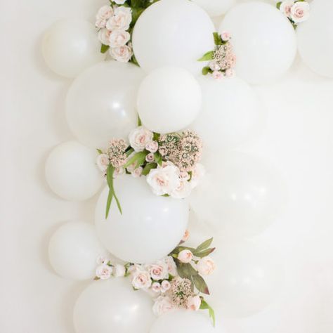 Balloons And Flowers, Balloons Flowers, Deco Ballon, White Bridal Shower, Pretty Please, Baby Shower Inspiration, White Balloons, Wedding Decor Elegant, Wedding Balloons