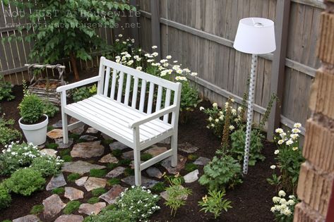 Garden With Bench, My Secret Garden, Balkon Decor, Backyard Garden Layout, Garden Flower Beds, Upcycle Garden, Garden Junk, Small Backyard Gardens, Modern Backyard