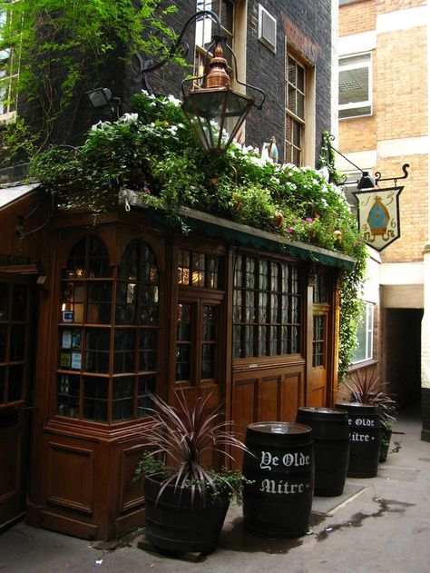 Pub Interior, Travel Foodie, Pub Design, British Pub, Travel Culture, Old Pub, London Pubs, Pub Signs, Shop Fronts