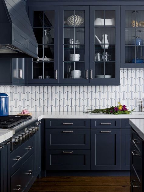 Houzz.com – Credit | © Rae Duncan Interior Design | RDID Blue Painted Kitchen Cabinets, Blue Kitchen Paint, Blue Tile Backsplash Kitchen, Dark Blue Kitchen Cabinets, Navy Kitchen Cabinets, Blue Backsplash Kitchen, Navy Blue Kitchen Cabinets, Blue Kitchen Tiles, Dark Blue Kitchens