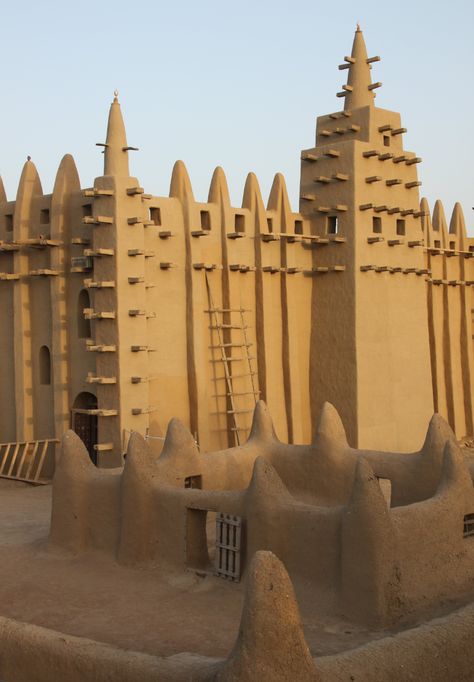 Great Mosque of Djenné in Djenné, Mali. Traditional Malian mud building-a 1907 recreation of former 13th century mosque, annually maintained by the community. Sudano-Sahelian architecture Height 16 m. Mud Building, African American Artwork, Africa Photography, Romanesque Architecture, Vernacular Architecture, Ancient Designs, Structure Architecture, Traditional Architecture, City Design