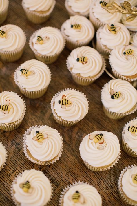 Custom Neutral Wedding Cupcakes with Bumblebees | Bumble Wedding| Photo by Amanda Castle Photography | #weddingcupcakes #weddingdesserts #cupcakeswithbumblebees 1st Bee Day Cupcakes, What Will It Bee Dessert Table, First Beeday Party Food, Honey Bee Dessert Table, First Bee Day Party Cupcakes, What Will It Bee Gender Reveal Cupcakes, Bride To Bee Cupcakes, Bee Themed Cupcakes Shower Ideas, First Bee Day Cupcakes