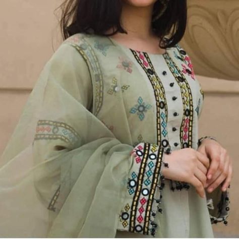 Karahi Dress Design, Sindhi Karahi Dresses, Embroidered Dress Designs, Long Kurti Patterns, Balochi Embroidery, Dress Design Pakistani, Mirror Work Dress, Simple Frock Design, Balochi Dress