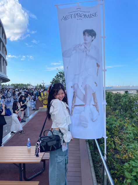 txt moa taehyun concert pose inspo inspiration hair bows blue white jeans fall bag fashion kpop japan banner venue モア ポーズ テヒョン トゥバ Txt Concert Outfit, Japan Banner, Concert Pose, White Jeans Fall, Txt Concert, Blue And White Jeans, Txt Moa, Kpop Concert, Fashion Kpop