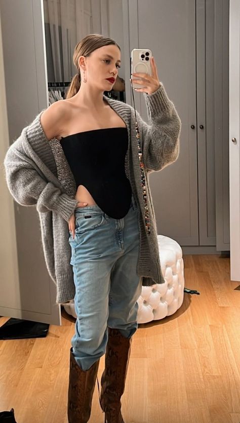 Serenay Sarikaya, New Girl Style, University Style, Turkish Women Beautiful, Turkish Beauty, Sporty Outfits, Girls Fashion Clothes, Lookbook Outfits, Types Of Fashion Styles