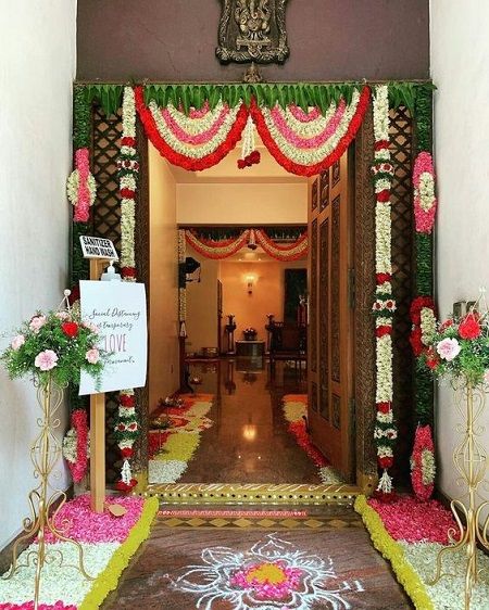 Main Door Decoration For House Warming, Nalangu Decoration At Home, Grihapravesh Decoration, House Warming Pooja Decoration, Gruhapravesam Decoration Ideas, Indian Floral Decor, Door Flower Decoration, Entrance Door Decor, Home Flower Decor