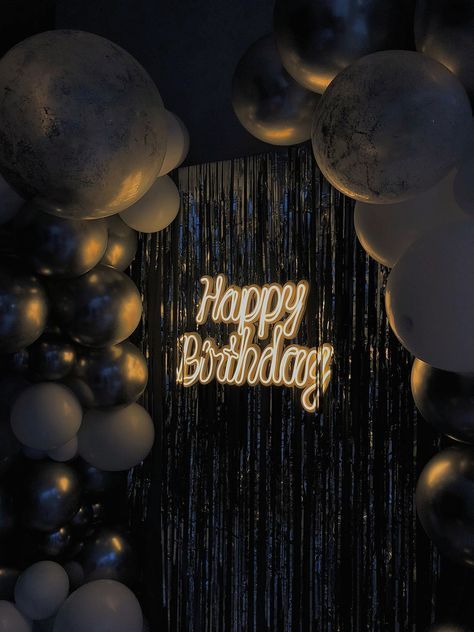 20 Birthday Party Ideas Decoration, Apartment Party Decorations, Black Affair Party Ideas, Birthday Aesthetic Dark, Black Birthday Theme Party Ideas, Black And White Party Aesthetic, House Of Balloons Party, 18th Birthday Party Ideas Theme Decoration, Dark Party Aesthetic