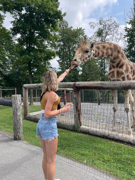 Zoo Aesthetic Outfit, Zoo Day Outfit, Zoo Date Outfit, Zoo Outfit Summer, Zoo Outfit Ideas, Giraffe Aesthetic, Feeding Animals, Dream Friend Group, Zoo Outfit