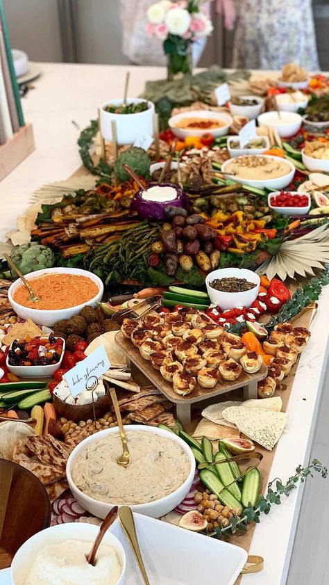 Buffet Wedding Table Setting, Mediterranean Tablescape, Party Buffet Table, Salad Buffet, Food Display Table, Entertaining Menu, Catering Food Displays, Food Set Up, Appetizers Table