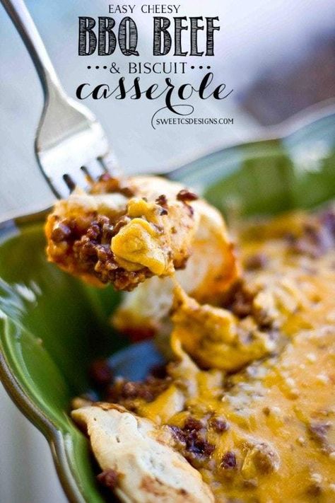 BBQ Beef and Biscuit casserole- so easy and delicious! Your whole family will love this Bbq Beef Casserole, Easy Ground Beef Casseroles, Biscuit Casserole, Biscuits Casserole, Sweet Bbq Sauce, Ground Beef Casserole Recipes, Ground Meat Recipes, Beef Casserole Recipes, Bbq Beef