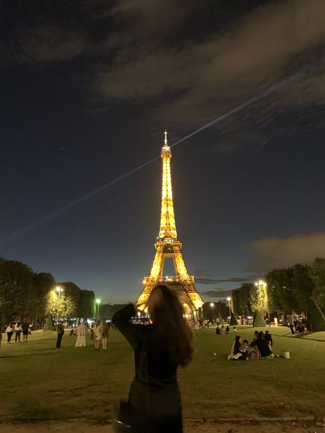 Paris Late Night, Aesthetic Rich Life, Rich Life Style, Paris Champagne, Paris France Eiffel Tower, France Eiffel Tower, Paris Trip, Rich Girl Aesthetic, Night Pictures