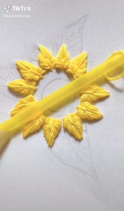 Embroidery Inspiration Simple, Simple Floral Embroidery, Sunflower Embroidery Pattern, Embroidery Hacks, Embroidery Sunflower, Tutorial Embroidery, Sunflower Embroidery, Embroidery Lessons, Bead Embroidery Tutorial