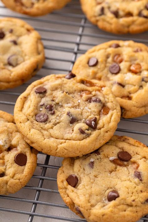 Salted Caramel Chocolate Chip Cookies | My Baking Addiction Salted Caramel Chocolate Chip Cookies, Salty Cookies, Sweets To Make, Crumble Cookies, Caramel Chocolate Chip Cookies, Caramel Bits, Crumbl Cookies, Salted Caramel Chocolate, Caramel Cookies