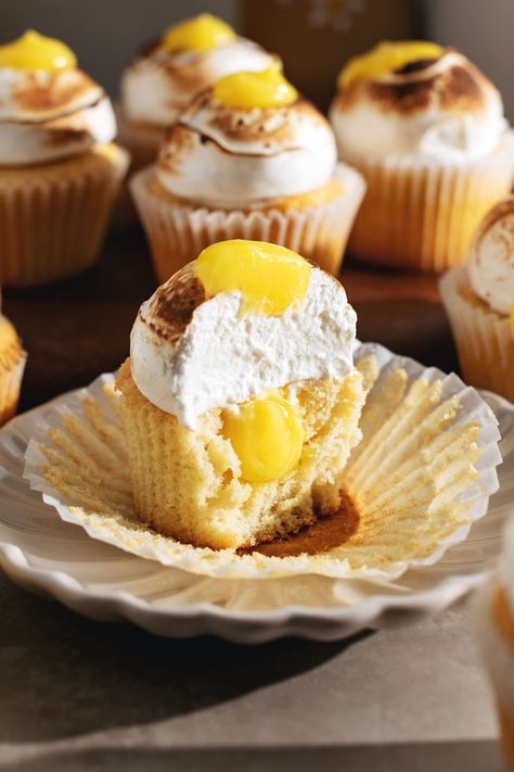 These lemon meringue cupcakes are made with soft and fluffy vanilla cupcakes using the hot milk method. They're filled with tangy lemon curd and topped with airy swiss meringue that's torched to perfection! #cupcakes #lemonmeringue #lemondessert | teakandthyme.com Milk Cupcakes, Fluffy Vanilla Cupcakes, Lemon Curd Cupcakes, Lemon Meringue Cupcakes, Cake Cravings, Meringue Icing, Meringue Cupcakes, Toasted Meringue, Cupcakes Filled