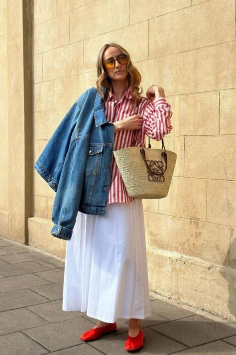 22 Effortlessly Chic White Maxi Skirt Outfits Ideas - London Kensington Guide Striped Skirt Outfit, White Maxi Skirt Outfit, Skirt Outfits Ideas, Sassy Outfits, Denim Shirt Outfit, White Skirt Outfits, Maxi Skirt Outfit, 2024 Wardrobe, Ss 2024