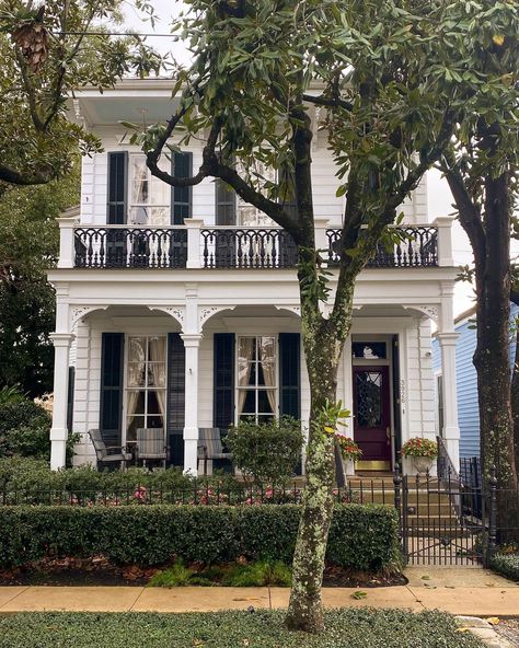 Greek Revival Home Exterior, Dream Townhouse, Stilt House, Antebellum Architecture, Small House Design Architecture, British Cottage, Victorian Porch, Creole Cottage, Greek Revival Home