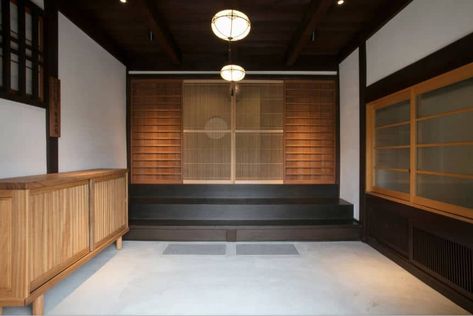 This is a simple Japanese-style style foyer with a light gray concrete floor with a small wooden cabinet for the shoes. After changing into indoor footwear, you can climb up the black stairs to the wooden sliding door that give access to the rest of the home. Wooden Double Doors, Wooden Sliding Doors, Japanese Home Design, Light Hardwood, Hardwood Floors Dark, Light Hardwood Floors, Foyer Ideas, Wooden Console Table, Light Grey Walls