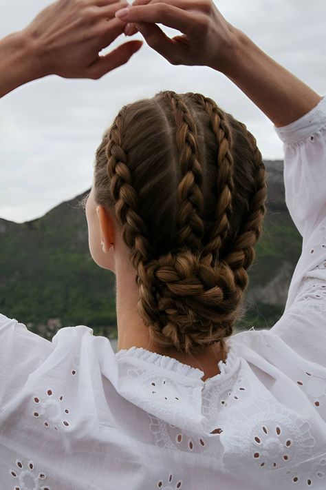 20 Easy But Gorgeous Braided Bun Hairstyles That Every Girl Can Do - 162 Viking Hair, Braided Bun Hairstyles, Hair Inspiration Short, Natural Curls Hairstyles, روتين العناية بالبشرة, Braids For Long Hair, Short Hair Styles Pixie, Hair Dos, Curly Hair Styles Naturally