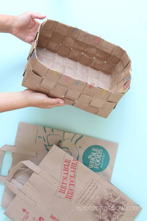 Recycler Diy, Weaving Paper, Paper Basket Weaving, Paper Grocery Bags, Paper Bag Crafts, Papel Craft, Basket Crafts, Leather Storage, Paper Weaving