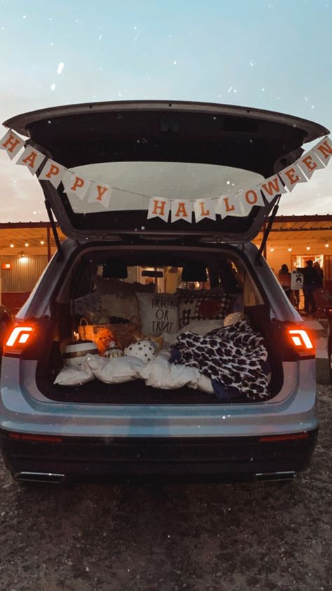 Drive In Movie Halloween, Fall Drive In Movie, Halloween Drive In Movie, Drive In Movie Outfit, Drive In Movie Aesthetic, Fall Sleepover, Seasonal Pictures, Movie Vibes, Halloween Date