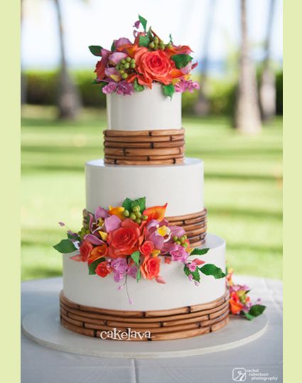 Wedding Cake Diy Decorating, Tiki Wedding, Hawaii Cake, Tropical Wedding Cake, Luau Wedding, Fiesta Tropical, Cake Studio, Custom Wedding Cakes, Wedding Cake Decorations