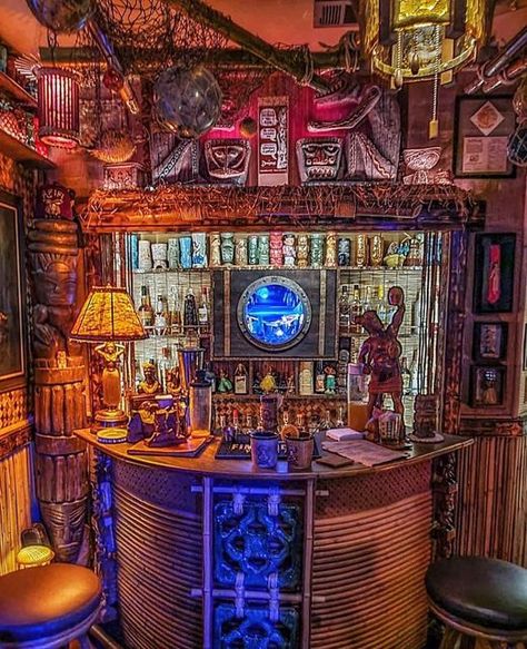 Tiki Backyard, Tiki Christmas, Spooky Island, Tiki House, Vintage Store Ideas, Outdoor Tiki Bar, Shrunken Heads, Tiki Style, Tiki Bars