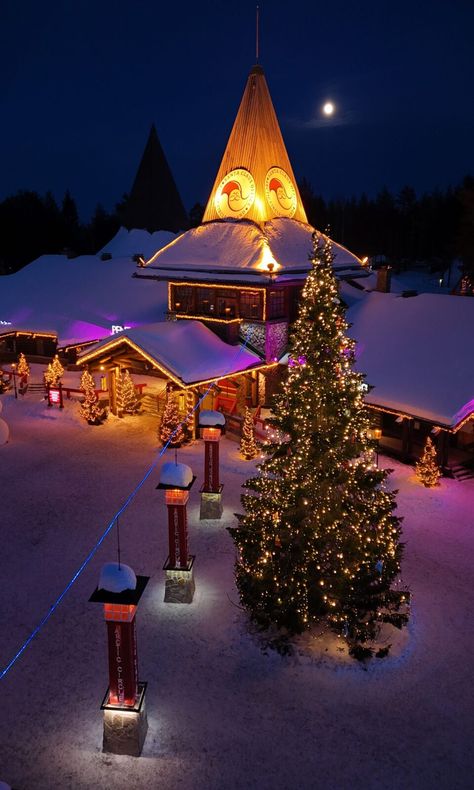 Places To Visit During Christmas, Lapland Christmas, Best Christmas Vacations, Santa Claus Village, Tall Christmas Trees, Circle Line, Santa's Village, Christmas Destinations, Celebration Around The World