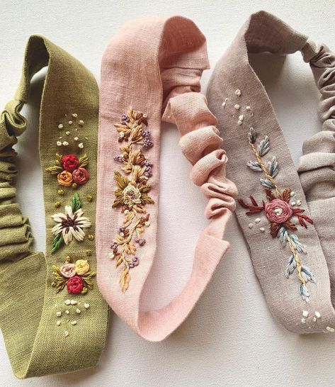 Embroidered Hair Bows, Projek Menjahit, Handmade Embroidery Designs, Pola Sulam, Hand Embroidery Projects, Handmade Headbands, 자수 디자인, Sewing Embroidery Designs, Embroidered Linen