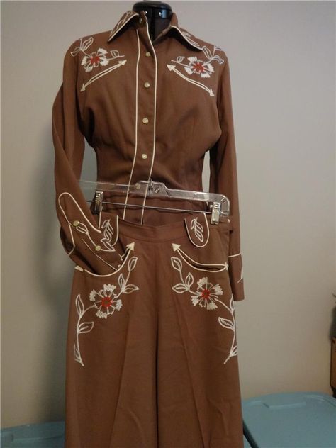 vintage 1950s western outfit, cowgirl, beautiful brown with embroidery Plus Size Summer Outfits Dresses, Vintage Cowgirl Outfits, 1950s Western, Western Costume, June Carter, Cowgirl Vintage, 70s Western, Cowgirl Clothes, Vintage Equestrian