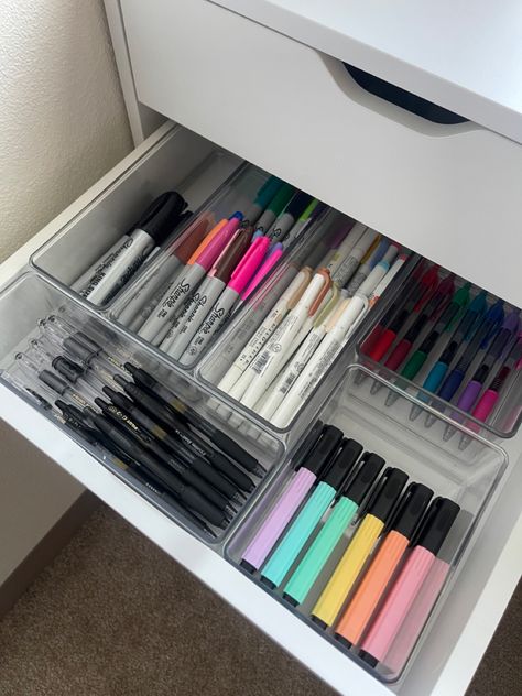 Desk Draw Organization Ideas, Desk Stationary Organization, Organisation Stationary, Aesthetic Stationary Organization, Desk Setup Aesthetic, Draw Organizer, Work Desk Organization, Organization Desk, Middle School Supplies